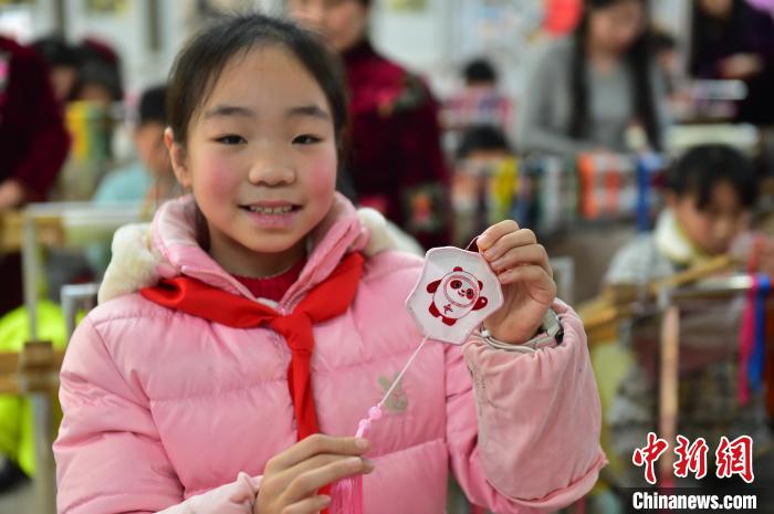 圖為一名小學(xué)生繡制的2022年北京冬奧會(huì)吉祥物“冰墩墩”形象?！∮髟屏?攝