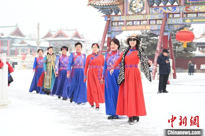 2月13日，老年人在呼和浩特市大召廣場拍照“打卡”?！⑽娜A 攝