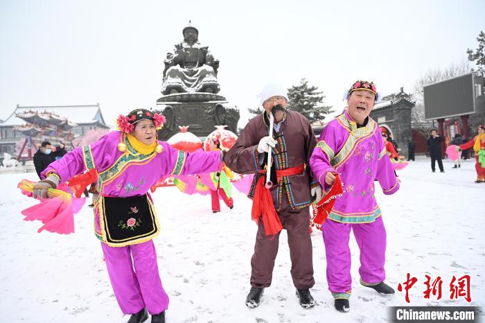 2月13日，秧歌隊在呼和浩特市大召廣場雪中起舞。　劉文華 攝