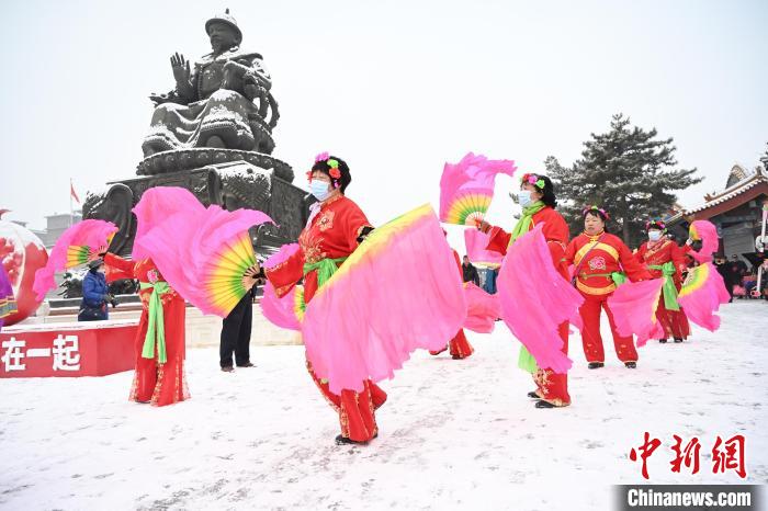 2月13日，秧歌隊在呼和浩特市大召廣場雪中起舞?！⑽娜A 攝