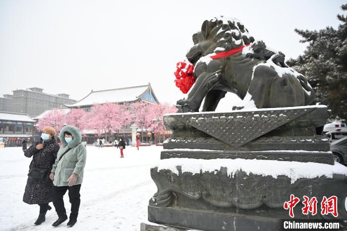 2月13日，民眾在呼和浩特市大召廣場雪中漫步。　劉文華 攝