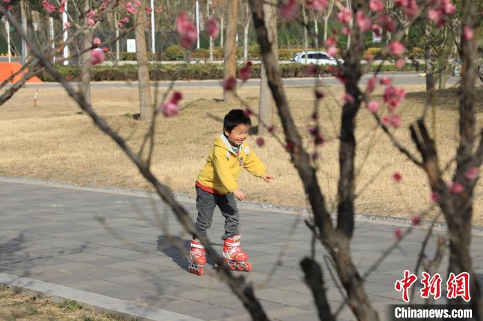 小朋友公園里玩耍?！∴囆?攝