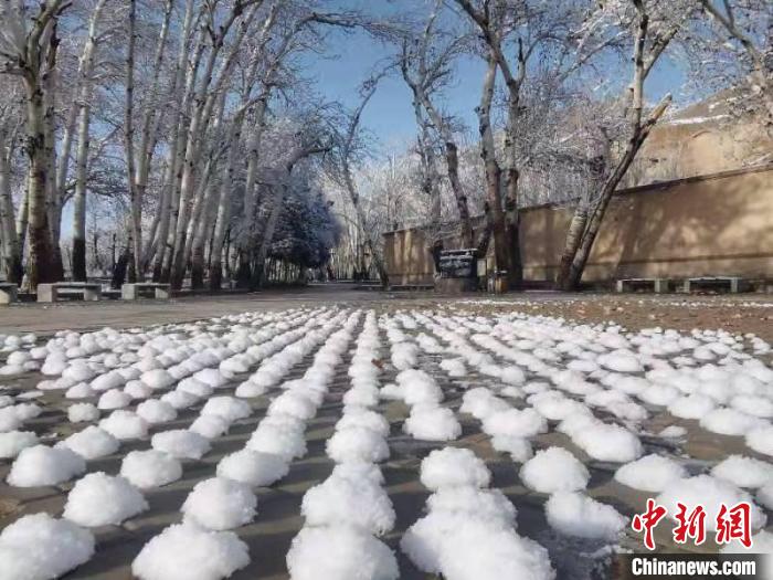 圖為春雪過(guò)后的莫高窟美不勝收?！≈鼙笕?攝