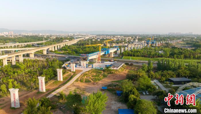 航拍正在建設(shè)的成都至自貢高速鐵路跨成都繞城高速公路連續(xù)梁施工現(xiàn)場?！⒅铱?攝