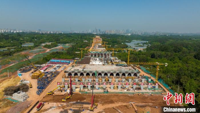 加緊施工建設(shè)的天府站多線橋?！⒅铱?攝