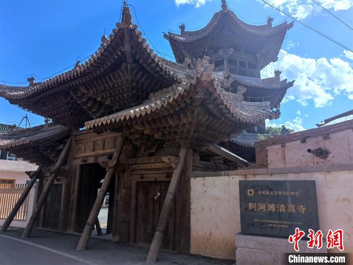 圖為集漢、藏、伊斯蘭風(fēng)格于一體的700年歷史的全國(guó)重點(diǎn)保護(hù)文物——阿河灘清真寺?！埡ｖ?攝