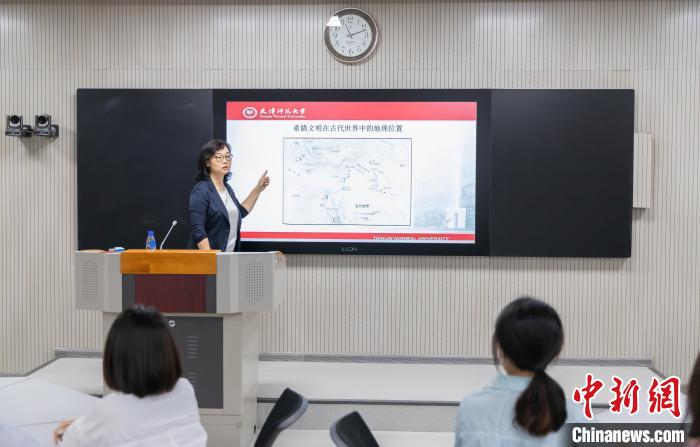 天津師范大學(xué)跨文化與世界文學(xué)研究院院長(zhǎng)、教授郝嵐正在為同學(xué)們上課。　王在御 攝