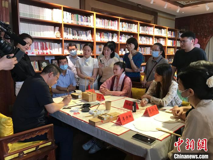 9月14日，“月動臨秋扇”中華傳統(tǒng)文化沉浸式體驗活動在北京紀(jì)曉嵐故居舉辦。 陳建新 攝 陳建新 攝