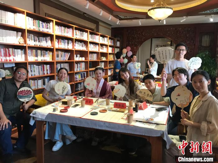 9月14日，“月動臨秋扇”中華傳統(tǒng)文化沉浸式體驗活動在北京紀(jì)曉嵐故居舉辦。陳建新 攝 陳建新 攝
