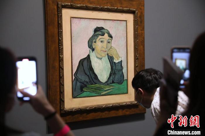 觀眾欣賞梵高畫作《阿爾勒婦女(吉努夫人肖像)》?！埡鄠?攝