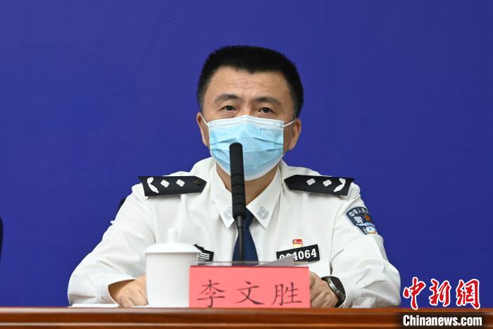 成都市公安局交管局局長(zhǎng)李文勝?！“苍?攝