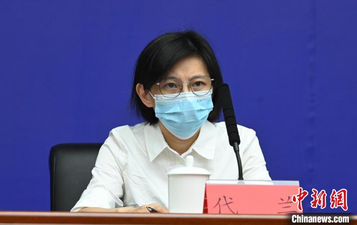成都市經信局總工程師代蘭?！“苍?攝