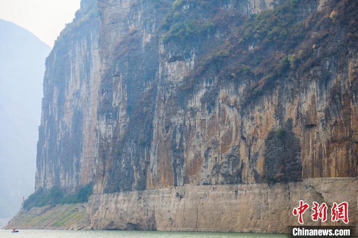 圖為瞿塘峽兩岸壯麗景致?！×簹J卿 攝