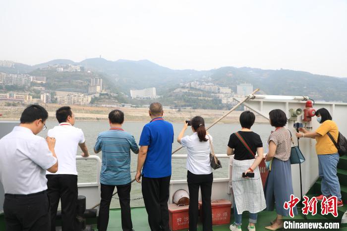 重慶市政協(xié)“同心聚力巴渝行”主題采訪團15日走進奉節(jié)，了解當?shù)卣f(xié)委員護江成效?！×簹J卿 攝