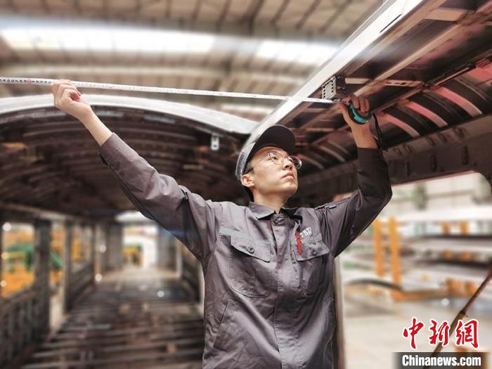 王漢卿在安裝車頂二次骨架吊?！∈茉L者供圖