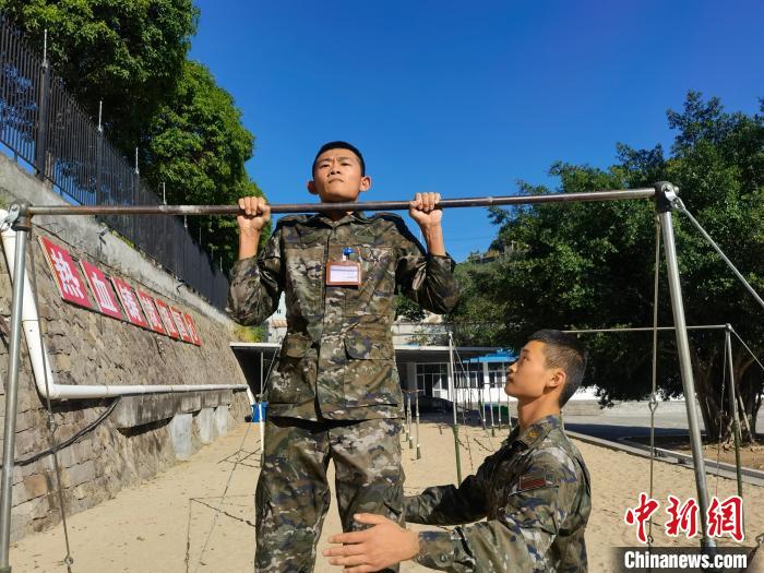 新兵尤云龍正在進行器械訓練?！●R濤 攝