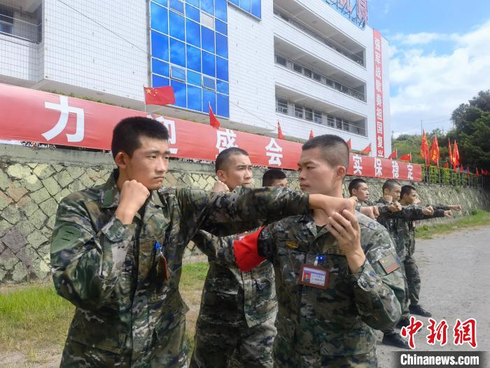 新兵尤云龍(左)不斷向一名合格軍人蛻變?！￡愴?攝