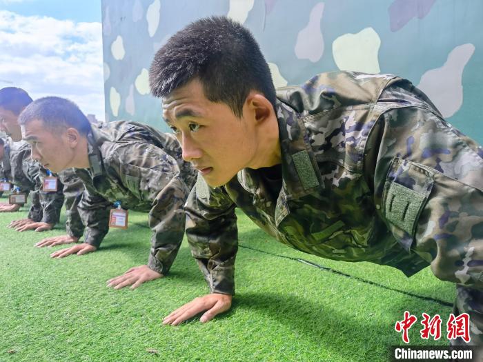 尤云龍正在和戰(zhàn)友進行體能訓練。　林靖松 攝
