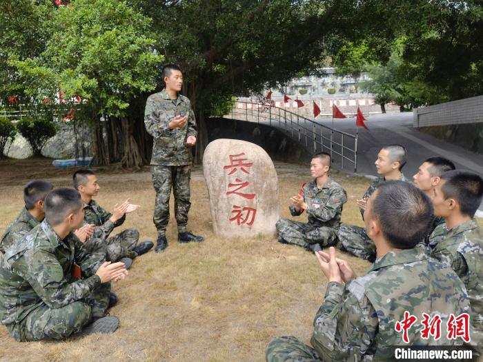 尤云龍為戰(zhàn)友講述父輩保家衛(wèi)國的故事?！＄姛樋?攝
