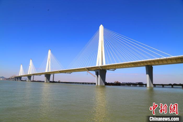 建設(shè)中的珠海金海特大橋。　孟慶虎 攝