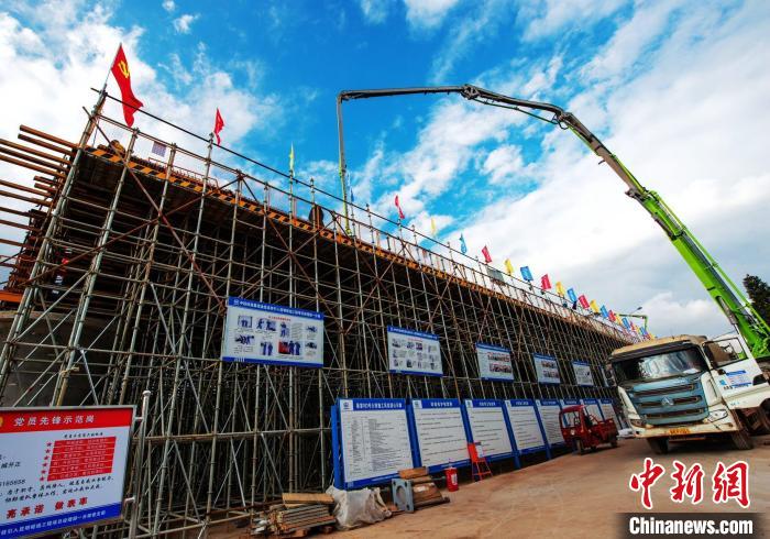 圖為渝昆高鐵云南段境內首座大橋連續(xù)梁混凝土澆筑施工現(xiàn)場。　何呂鵬 攝