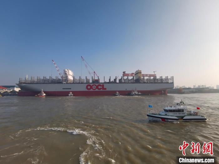 海巡艇在現(xiàn)場(chǎng)引導(dǎo)水上交通?！∧贤êＪ戮止﹫D