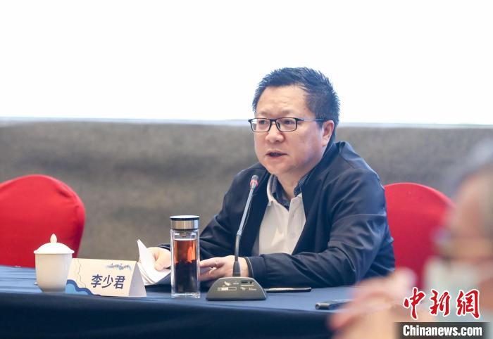 《詩刊》社主編李少君發(fā)言?！∠计挚h融媒體中心 供圖
