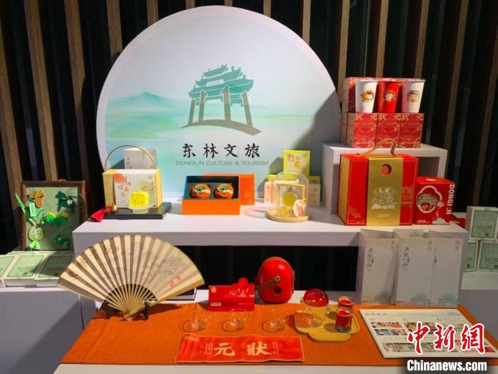 發(fā)展論壇現(xiàn)場(chǎng)展出的無錫城市文創(chuàng)作品?！O權(quán) 攝