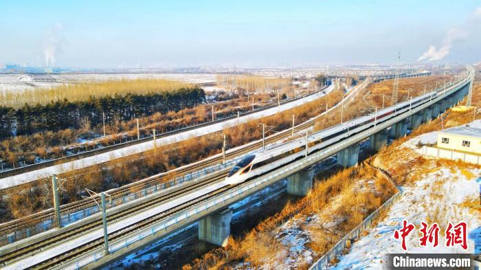 動(dòng)車(chē)組列車(chē)在運(yùn)行中?！」F提供