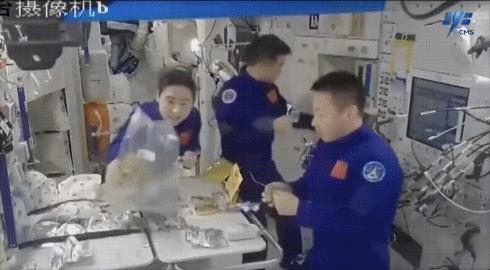 神舟十四號(hào)航天員在軌品嘗美食。圖片來(lái)源：中國(guó)載人航天工程辦公室官方微信