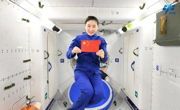 航天員劉洋背后是問天實(shí)驗(yàn)艙睡眠區(qū)。圖片來(lái)源：中國(guó)載人航天工程辦公室官方微信