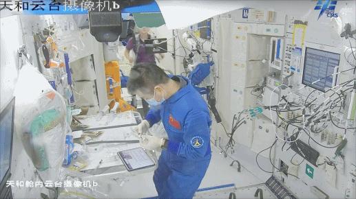 開展水樣微生物檢測(cè)。圖片來(lái)源：中國(guó)載人航天工程辦公室官方微信
