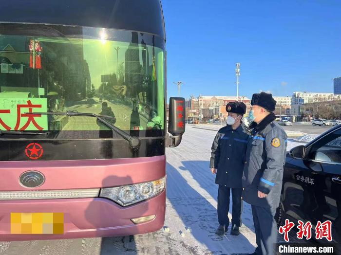 交通執(zhí)法人員檢查客運(yùn)車輛手續(xù)?！『邶埥〗煌ㄟ\(yùn)輸廳供圖