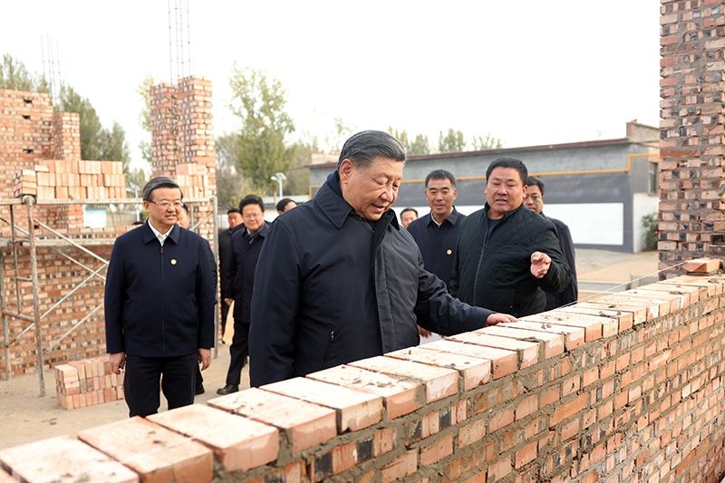 2023年11月10日，習近平總書記在河北保定涿州市刁窩鎮(zhèn)萬全莊村房屋重建施工現(xiàn)場考察。