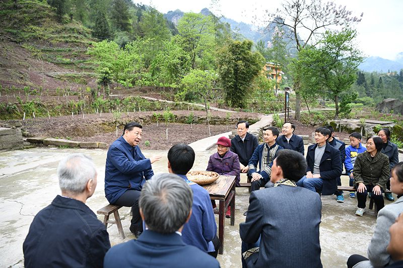 2019年4月15日，習近平總書記在重慶石柱土家族自治縣中益鄉(xiāng)華溪村同村民代表、基層干部、扶貧干部、鄉(xiāng)村醫(yī)生等圍坐在一起，共話脫貧攻堅。