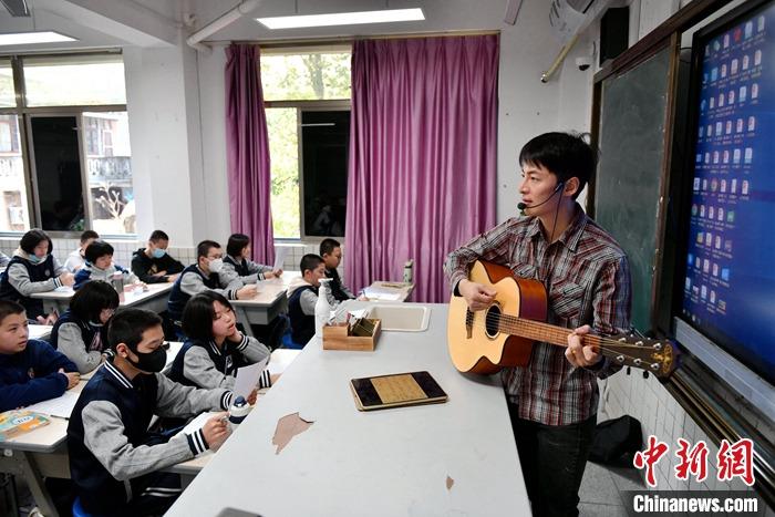 圖為3月16日，張家豪在福建福州延安中學(xué)教學(xué)。 <a target='_blank' href='/'><p  align=