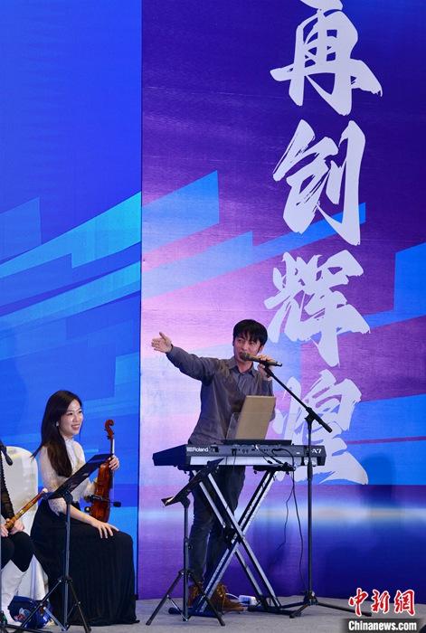 圖為3月9日，福建福州，張家豪(右)與林佳臻在臺(tái)上演出。 <a target='_blank' href='/'><p  align=