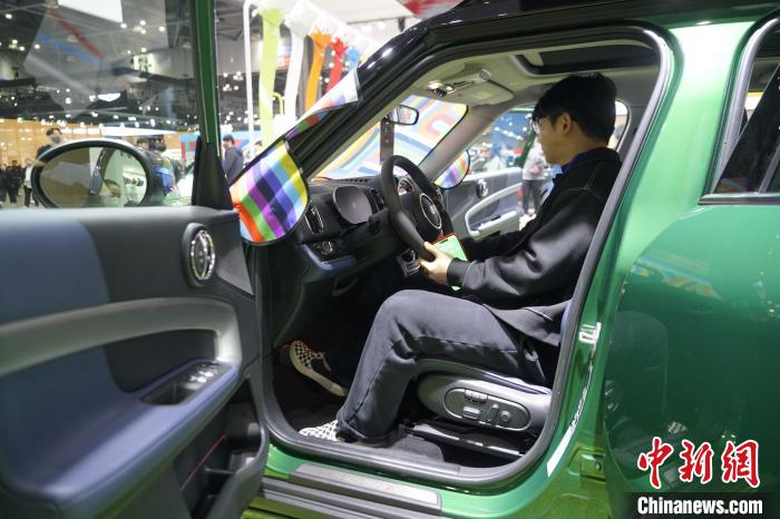 圖為觀眾在展會試駕車輛?！⑿?攝