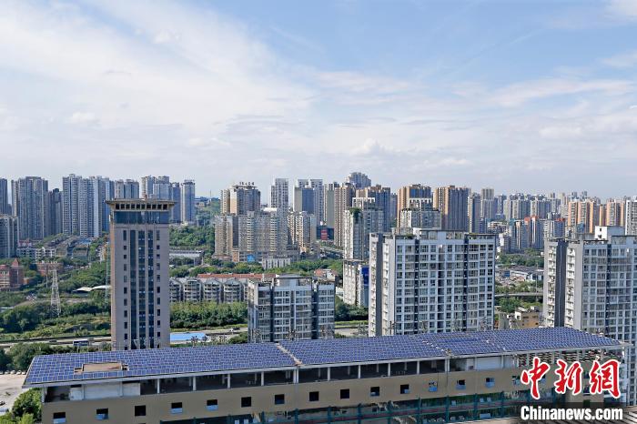 圖為輝騰能源在重慶市九龍坡區(qū)留學(xué)生創(chuàng)業(yè)園屋頂建設(shè)的光伏發(fā)電示范項(xiàng)目?！∈茉L企業(yè)供圖