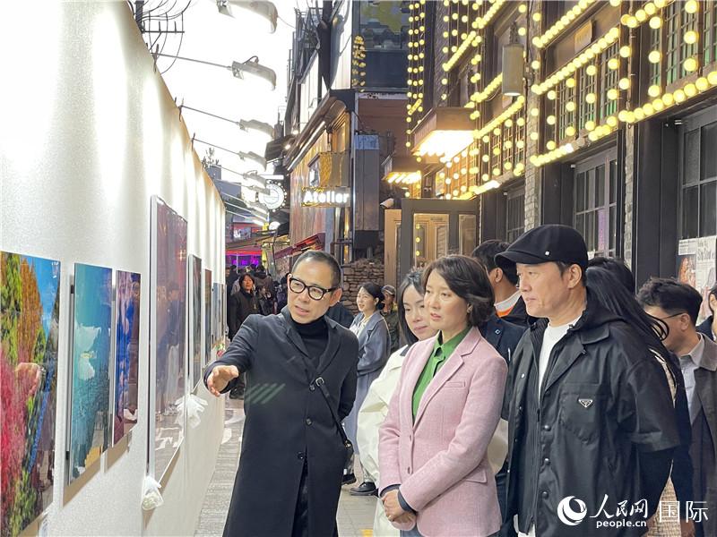 韓國(guó)中小風(fēng)險(xiǎn)企業(yè)部長(zhǎng)官李永參觀梨泰院街頭藝術(shù)展。實(shí)習(xí)生 許鵬飛攝