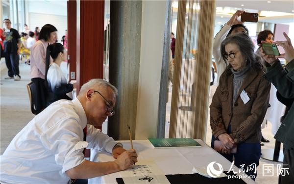 “聯(lián)合國中文日”慶?；顒由线M行了書法等中國文化展示。人民網(wǎng)記者 尚凱元攝