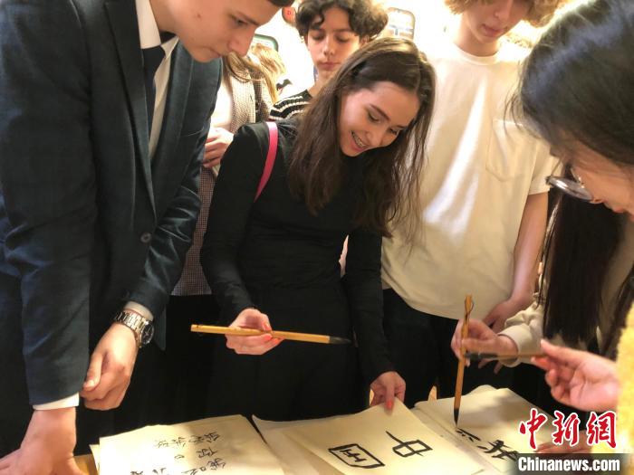 4月21日，莫斯科國立語言大學(xué)孔子學(xué)院附屬中學(xué)舉辦“國際中文日”活動，學(xué)生們學(xué)寫漢字。　莫斯科國立語言大學(xué)孔子學(xué)院 供圖