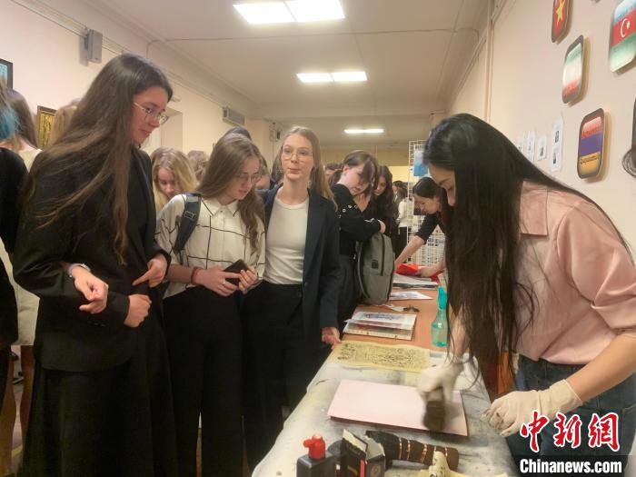 4月21日，莫斯科國立語言大學(xué)孔子學(xué)院附屬中學(xué)舉辦“國際中文日”活動，學(xué)生們體驗雕版印刷?！∧箍茋⒄Z言大學(xué)孔子學(xué)院 供圖