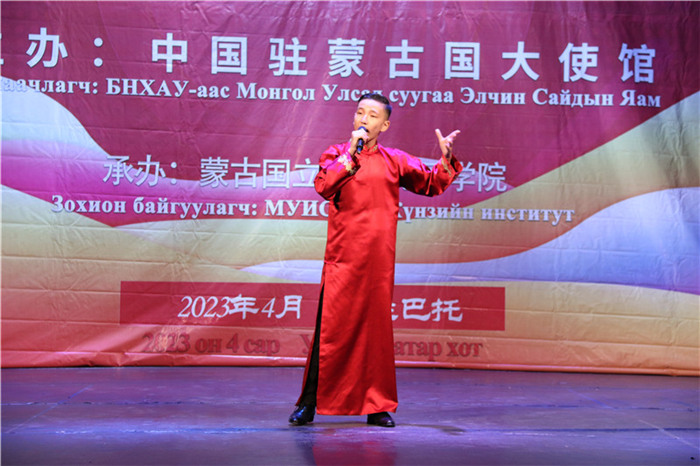 一等獎(jiǎng)選手賀希格中學(xué)的包勒爾德表演貫口《玲瓏塔》。蒙古國(guó)立大學(xué)孔子學(xué)院供圖