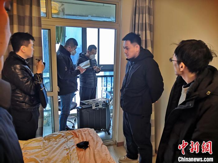 丹東市公安局民警抓捕犯罪嫌疑人，在其家中進行搜查?！〉|市公安局供圖