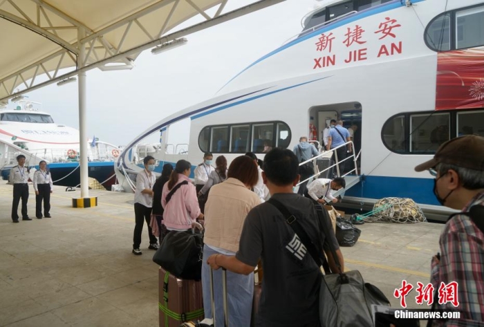 圖為乘客登船準備從廈門啟航前往金門。福建海事 供圖