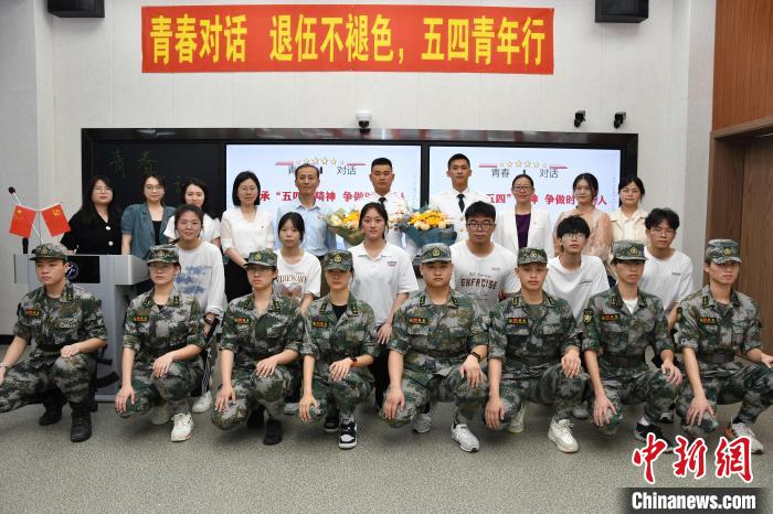 受邀功臣同師生代表合影。　漳州市退役軍人事務(wù)局供圖