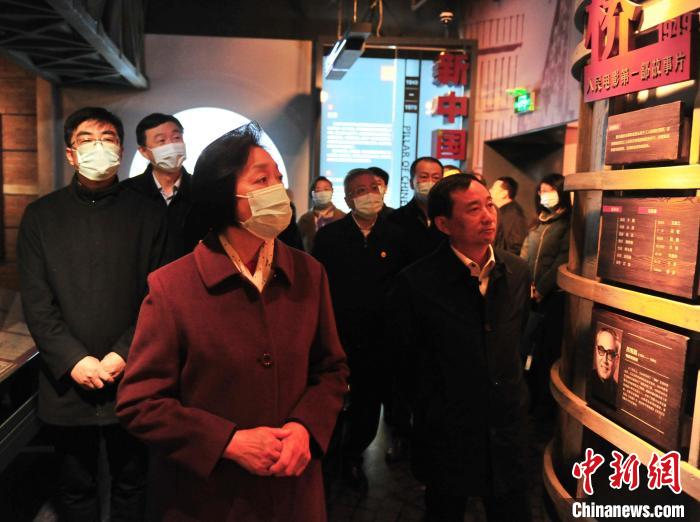 臺盟中央主席蘇輝近日率調(diào)研組赴吉林開展重點考察調(diào)研。圖為在長影舊址博物館考察吉林特色文化產(chǎn)業(yè)發(fā)展?！「啐埌?攝