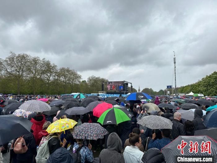 當(dāng)?shù)貢r(shí)間5月6日，英國(guó)國(guó)王查爾斯三世的加冕儀式舉行。民眾雨中觀看儀式?！W陽(yáng)開宇 攝