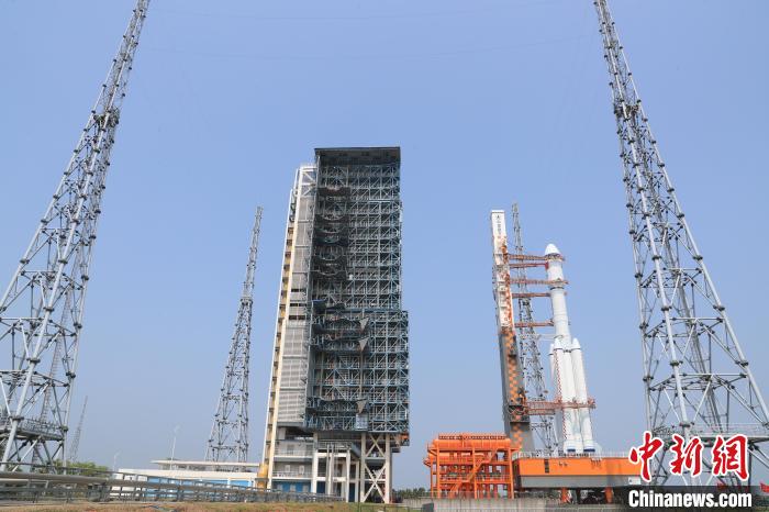 北京時間5月7日，天舟六號貨運飛船與長征七號遙七運載火箭組合體垂直轉(zhuǎn)運至發(fā)射區(qū)?！∏窳④?黃國暢 攝